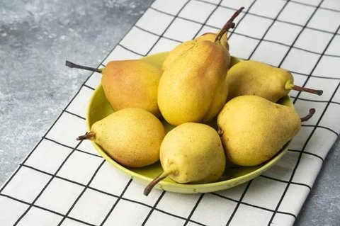 Buah yang masuk dalam keluarga berry, seperti blueberry, stroberi, dan ceri banyak mengandung anthocyanin. Anthocyanin adalah senyawa yang membantu melambatkan proses penuaan, melindungi tubu