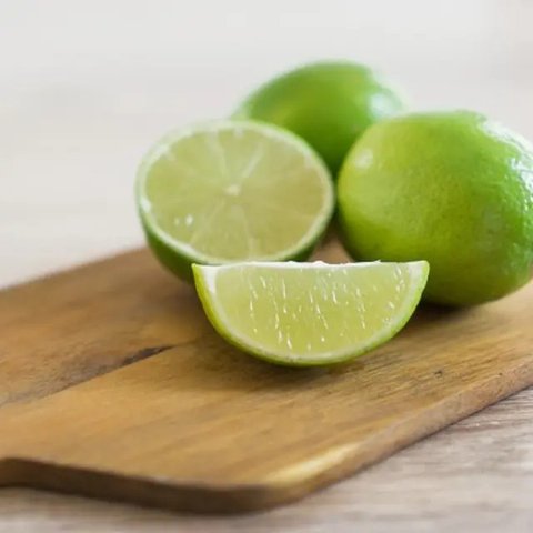 Buah yang masuk dalam keluarga berry, seperti blueberry, stroberi, dan ceri banyak mengandung anthocyanin. Anthocyanin adalah senyawa yang membantu melambatkan proses penuaan, melindungi tubu