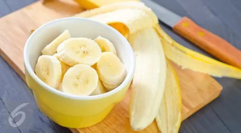 Buah yang masuk dalam keluarga berry, seperti blueberry, stroberi, dan ceri banyak mengandung anthocyanin. Anthocyanin adalah senyawa yang membantu melambatkan proses penuaan, melindungi tubu