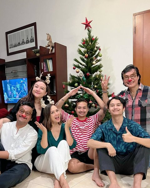 Inilah potret keluarga Ira Wibowo yang sedang berbahagia di momen Natal. Nampak dua anak Ira & Katon (Radya & Mario) serta Chika anak Katon dari pernikahan sebelumnya.&nbsp;