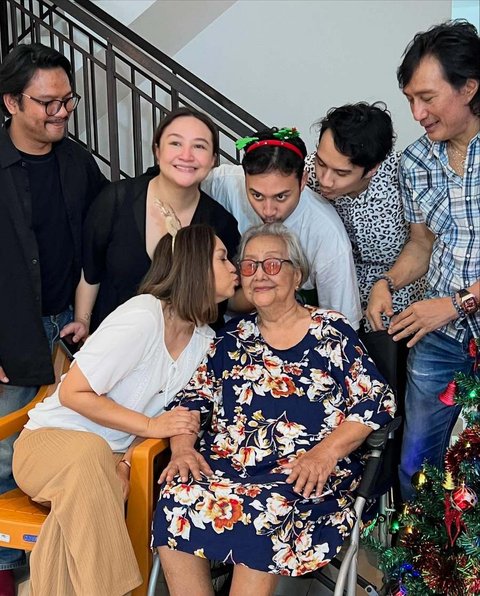 "Spending this special holiday season with my loved ones. Eyang Mami juga happy didatengin keluarga besar semua," tulis Ira Wibowo di keterangan unggahannya.&nbsp;