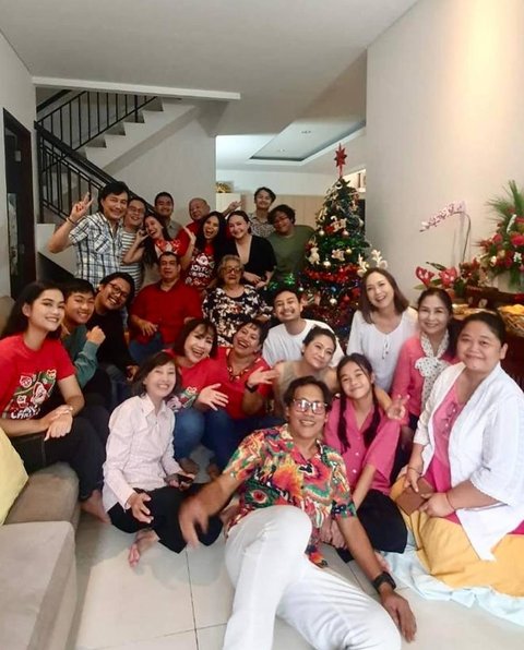 Keluarga besar, termasuk Nugie (adik dari Katon Bagaskara) memeriahkan rumah Eyang Mami dengan bernyanyi bersama di ruang keluarga.&nbsp;