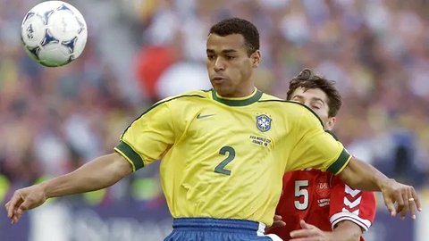 Ronaldinho meraih penghargaan Ballon d'Or 2005 setelah mampu mengantarkan Barcelona meraih gelar Liga Spanyol, Liga Champions, dan Liga Super Spanyol, serta Piala Konfederasi FIFA untuk Timna