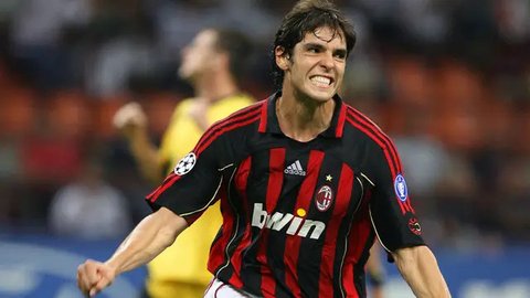 Ronaldinho meraih penghargaan Ballon d'Or 2005 setelah mampu mengantarkan Barcelona meraih gelar Liga Spanyol, Liga Champions, dan Liga Super Spanyol, serta Piala Konfederasi FIFA untuk Timna