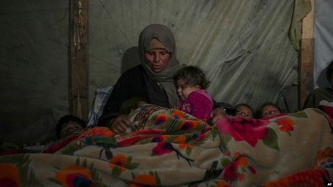 Tiga bayi meninggal kedinginan karena tidur di tenda-tenda pengungsian dengan suhu yang mencapai titik terendah 13 Celcius minggu ini. Hal ini disampaikan Direktur Bangsal Anak-Anak RS Nasser, Ahmed Al-Farra, kepada Associated Press, setelah menerima jasad ketiga bayi dalam waktu 48 jam...