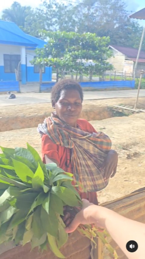 Potret Miris Mama Papua Sambil Gendong Bayi Bawa Daun Ubi Buat Ditukar dengan Garam