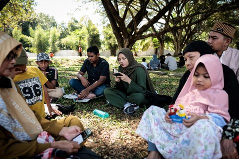 FOTO: Mengenang 20 Tahun Tsunami Aceh, Doa dan Air Mata Mengalir untuk Para Korban di Kuburan Massal