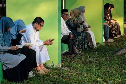 FOTO: Mengenang 20 Tahun Tsunami Aceh, Doa dan Air Mata Mengalir untuk Para Korban di Kuburan Massal