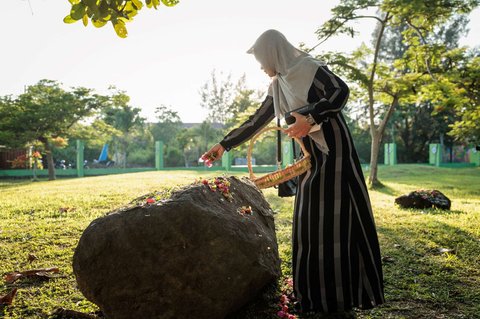 FOTO: Mengenang 20 Tahun Tsunami Aceh, Doa dan Air Mata Mengalir untuk Para Korban di Kuburan Massal