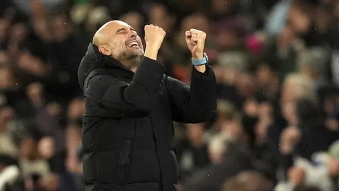 Pelatih Manchester City, Pep Guardiola (kedua kanan) berbincang dengan Erling Haaland (kanan) setelah laga lanjutan Liga Inggris 2024/2025 melawan West Ham United di London Stadium, London, I