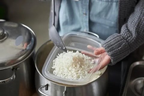 Pemerintah akan membagikan secara gratis Alat Memasak Berbasis Listrik (AML) yang berbentuk penanak nasi (rice cooker). Foto: Freepik