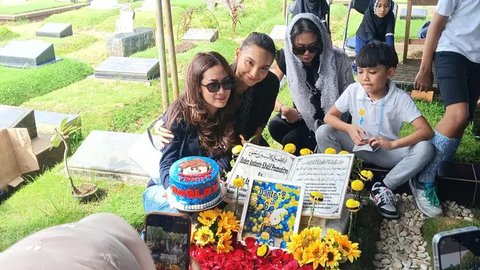 Tamara Tyasmara di makam mendiang putranya, Dante, yang berlokasi di TPU Jeruk Purut, Jakarta Selatan, Kamis (26/12/2024). (Dok. via M. Altaf Jauhar)