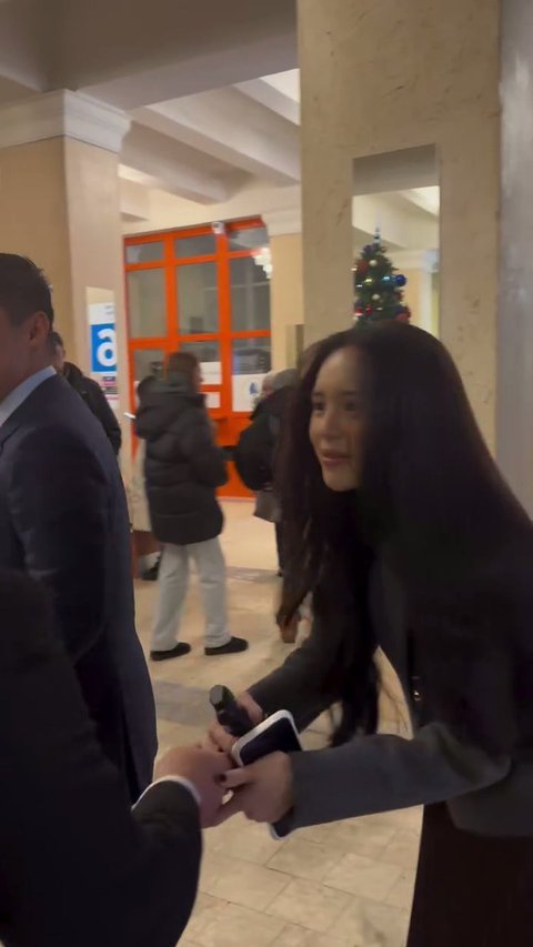 7 Potret Beby Tsabina Temani Rizki Natakusumah Dinas ke Luar Negeri, Sweet Dokumentasikan Kegiatan Suami