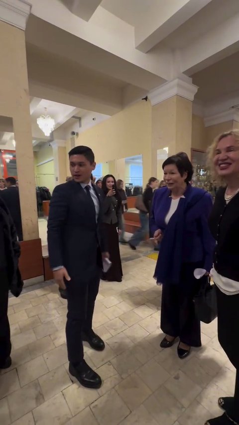 7 Potret Beby Tsabina Temani Rizki Natakusumah Dinas ke Luar Negeri, Sweet Dokumentasikan Kegiatan Suami