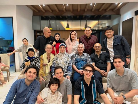 "Tradisi keluarga besar Oma Barre setiap tanggal 25 Desember," tulis Ahmad Dhani di keterangan unggahannya.