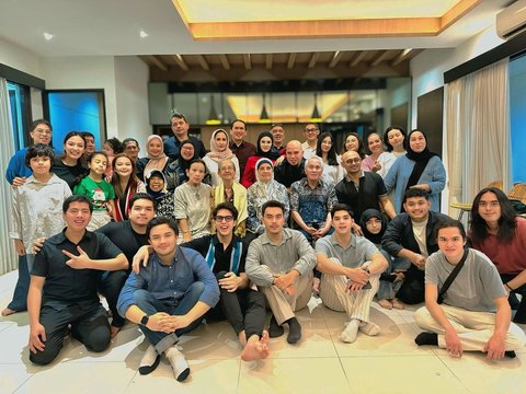 Bukan momen kumpul keluarga di hari Natal yang jadi sorotan netizen, melainkan sebuah interaksi romantis dari Ahmad Dhani &amp; Mulan Jameela.&amp;nbsp;