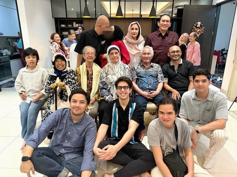 Saat sedang foto keluarga, Ahmad Dhani &amp; Mulan Jameela berciuman bibir. Foto inipun langsung dibanjiri tanggapan dari netizen di kolom komentar.