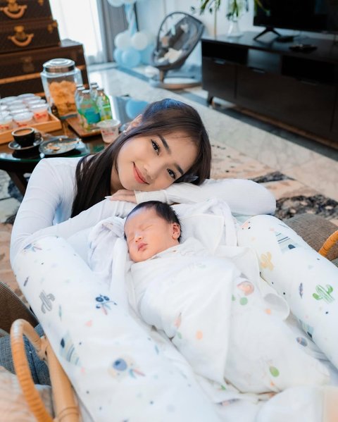 Potret Fuji dan Fadly Faisal Jenguk Baby Jyad, Anak Shandy Purnamasari dan Gilang Juragan99