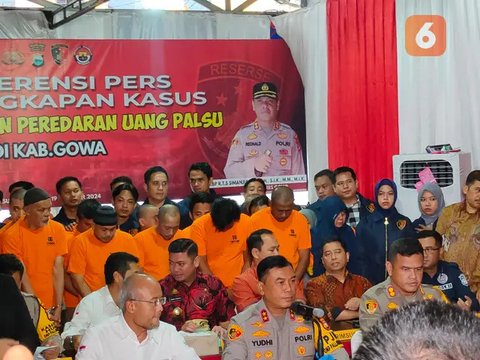 Kapolda Suslel Irjen Pol Yudhiawan pamerkan uang palsu (Liputan6.com/Fauzan)