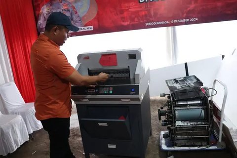 Kapolda Suslel Irjen Pol Yudhiawan pamerkan uang palsu (Liputan6.com/Fauzan)