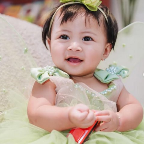 Cantiknya Baby Lily Bak Princess Pakai Dress Hijau dengan Bando Pita di Kepala, Disebut Makin Mirip Raffi Ahmad