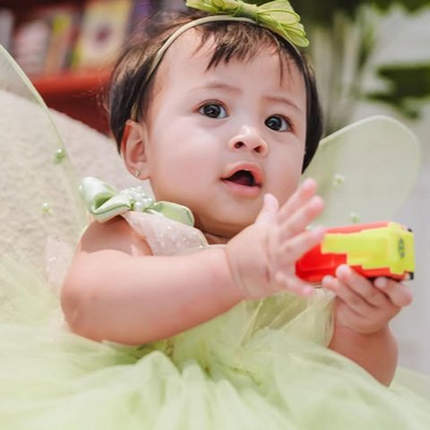 Cantiknya Baby Lily Bak Princess Pakai Dress Hijau dengan Bando Pita di Kepala, Disebut Makin Mirip Raffi Ahmad