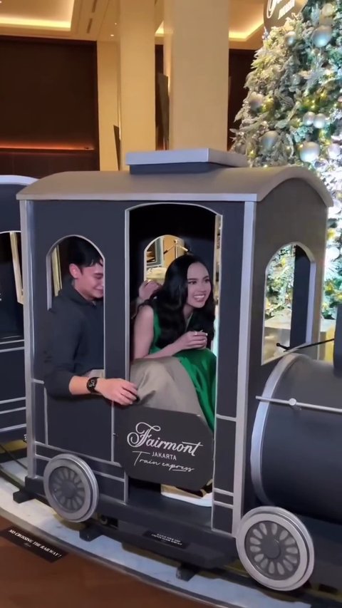 Potret Lyodra dan Randy Martin Rayakan Natal Bersama dengan Romantis