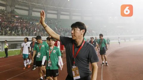 Pelatih Shin Tae-yong (tengah), dan pemain Timnas Indonesia, Sandy Walsh (kiri), memakai blangkon khas Jawa Timur saat menyapa masyarakat Surabaya dan sekitarnya dalam acara gala dinner da