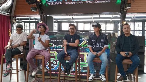 Slank saat jumpa pers Konser "Pasar Malam Empat Satoe Slank" Bersama Novry Hetharia, Direktur Operasional Expoindo (kanan), Selasa (29/10). (Liputan6.com/Edu Krisnadefa)