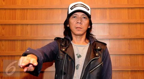 Slank saat jumpa pers Konser "Pasar Malam Empat Satoe Slank" Bersama Novry Hetharia, Direktur Operasional Expoindo (kanan), Selasa (29/10). (Liputan6.com/Edu Krisnadefa)
