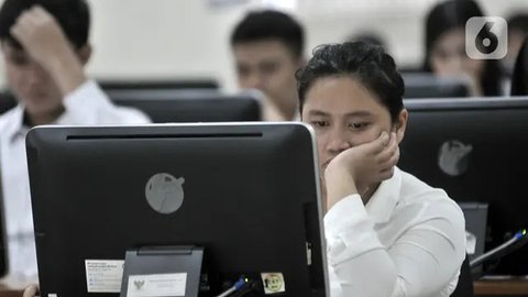 Ekspresi peserta saat mengikuti Seleksi Kompetensi Dasar (SKD) berbasis Computer Assisted Test (CAT) untuk CPNS Kementerian Agraria Tata Ruang/Badan Pertanahan Nasional (ATR/BPN) di Kantor BK