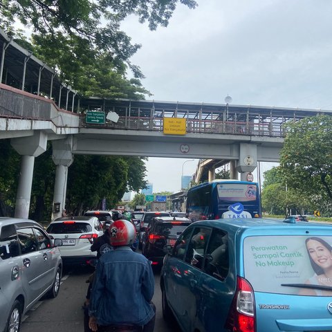 Jalan Menuju GBK Jakarta Macet Jelang Puncak Natal Nasional