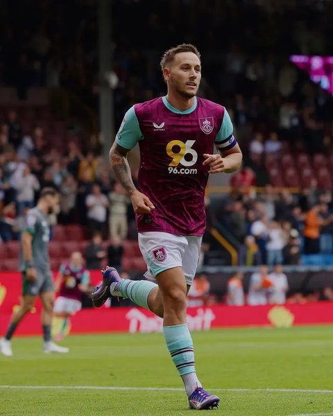 Kapten Burnley, Josh Brownhill masuk dalam rencana naturalisasi Timnas Malaysia. (Bola.com/Dok.Instagram Josh Brownhill).