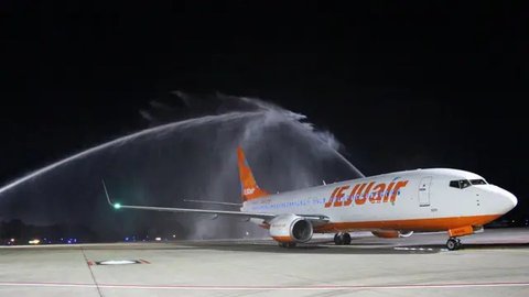 Mekanik maskapai Jeju Air mengikat sebuah pesawat di landasan saat Topan Hinnamnor bergerak menuju Semenanjung Korea di Bandara Internasional Gimpo di Seoul, Korea Selatan, Senin (5/9/2022