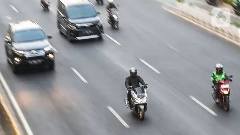 Kendaraan melintas di ruas Jalan Gatot Subroto, Jakarta, Senin (9/5/2022). Pembatasan kendaraan roda empat dengan sistem Ganjil Genap (GaGe) di wilayah DKI Jakarta mulai Senin, 9 April 202