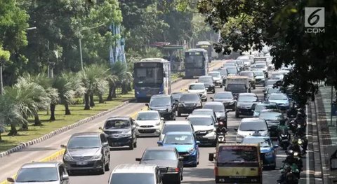 Kendaraan melintas di ruas Jalan Gatot Subroto, Jakarta, Senin (9/5/2022). Pembatasan kendaraan roda empat dengan sistem Ganjil Genap (GaGe) di wilayah DKI Jakarta mulai Senin, 9 April 202