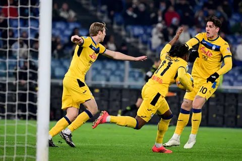 Momen pemain Inter Milan, Hakan Calhanoglu mencetak gol ke gawang Cagliari melalui eksekusi penalti. (X/Inter Milan)