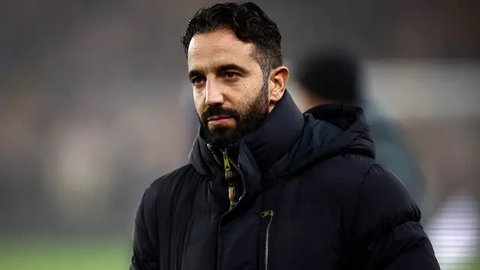 Pemain Manchester United, Antony (kiri) berebut bola dengan pemain Barnsley, Corey O'Keeffe pada laga Carabao Cup 2024/2025 di Old Trafford, Manchester, Inggris, Rabu (18/09/2024) WIB. (AFP/P