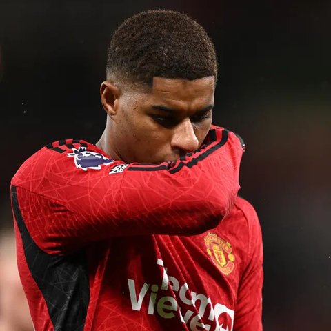 Pemain Manchester United, Antony (kiri) berebut bola dengan pemain Barnsley, Corey O'Keeffe pada laga Carabao Cup 2024/2025 di Old Trafford, Manchester, Inggris, Rabu (18/09/2024) WIB. (AFP/P