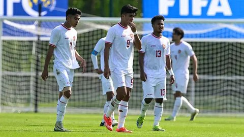 Kolase - Shin Tae-yong dikelilingi kolase pertandingan Timnas Indonesia (Bola.com/Adreanus Titus)