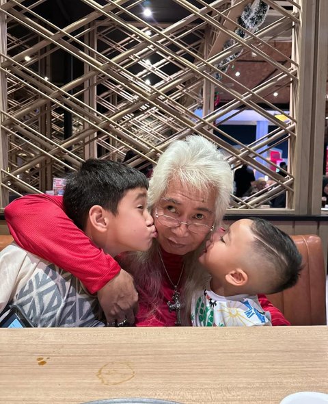 7 Potret di Balik Pertemuan Rafathar dan Rayyanza dengan Opa yang Bikin Warganet Terharu