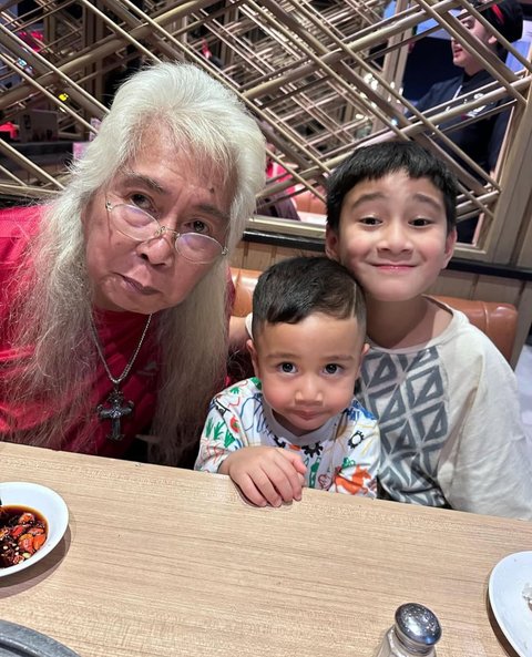 7 Potret di Balik Pertemuan Rafathar dan Rayyanza dengan Opa yang Bikin Warganet Terharu