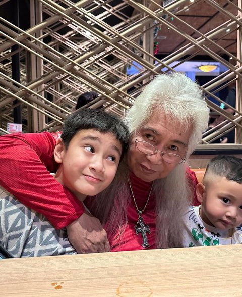 7 Potret di Balik Pertemuan Rafathar dan Rayyanza dengan Opa yang Bikin Warganet Terharu