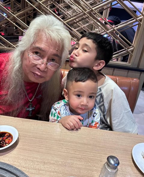 7 Potret di Balik Pertemuan Rafathar dan Rayyanza dengan Opa yang Bikin Warganet Terharu