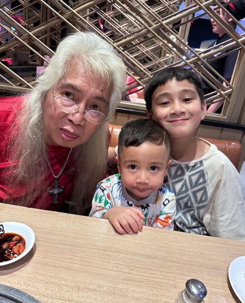 7 Potret di Balik Pertemuan Rafathar dan Rayyanza dengan Opa yang Bikin Warganet Terharu