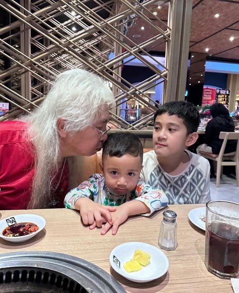 7 Potret di Balik Pertemuan Rafathar dan Rayyanza dengan Opa yang Bikin Warganet Terharu