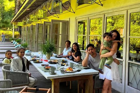 Potret Kenangan Ayah Jessica Iskandar dan Keluarga. (Sumber: Instagram/inijedar)