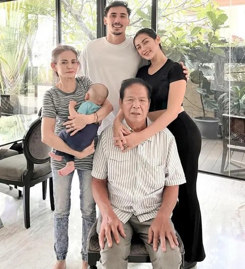 Potret Kenangan Ayah Jessica Iskandar dan Keluarga. (Sumber: Instagram/inijedar)