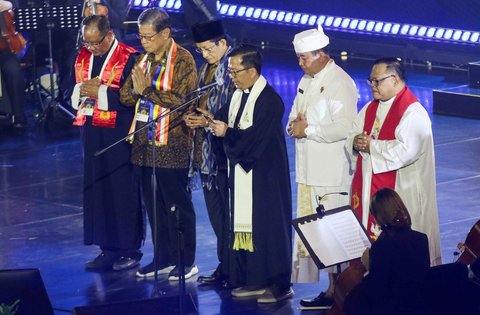 Menteri Agama Nasaruddin Umar (ketiga kiri) bersama para pemuka agama berdoa bersama saat  acara Perayaan Natal Nasional 2024 di Indonesia Arena, Kompleks Gelora Bung Karno (GBK), Jakarta, Sabtu (28/12/2024).