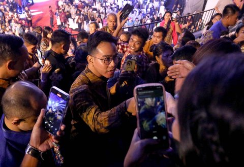 Wakil Presiden Gibran Rakabuming Raka menyapa umat saat menghadiri acara Perayaan Natal Nasional 2024 di Indonesia Arena, Kompleks Gelora Bung Karno (GBK), Jakarta, Sabtu (28/12/2024). Dalam kesempatan itu, Presiden Prabowo Subianto mengajak umat untuk sama-sama saling bertoleransi dalam beragama. Sebelumnya, Presiden Prabowo Subianto menyampaikan selamat Natal kepada umat kristiani yang berada di seluruh Indonesia. Presiden Prabowo Subianto juga menyampaikan bahwa merayakan Natal ini sebagai bagian kehidupan kita, sebagai kepribadian kita, bahwa bangsa Indonesia adalah bangsa yang beragam, penuh perbedaan, berbhineka tapi satu tujuan, satu keinginan, yaitu keinginan kehendak untuk hidup rukun.